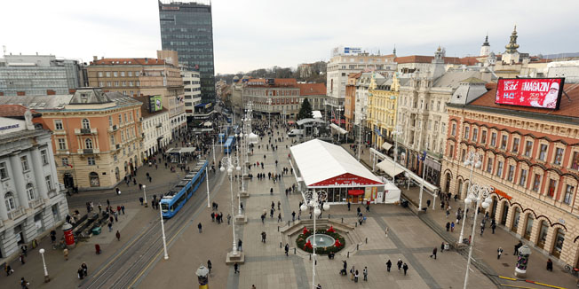 Zagreb, 221214Panoramski pogled na blagdanski uredjen Trg bana Josipa Jelacica iz prostorija Stranke umirovljenika.Foto: Damjan Tadic / CROPIX