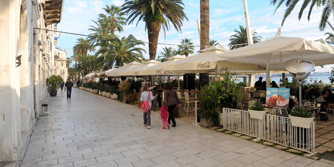 Split, 281014.Mirjana Vidjak ozlijedjena je u kaficu na Rivi, nakon sto je na nju pao nosac televizora na terasi.Na fotografiji: mjesto dogadjaja.Foto: Paun Paunovic / CROPIX