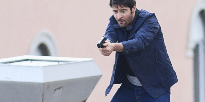 Opatija, 240415Na krovu hotela Imperial danas popodne se snimala akcijska scena za trecu sezonu serije Crossing Lines u kojoj Goran Visnjic proganja negativca koji se spasava skokom s krova.Na fotografiji: Goran sa izvucenim pistoljem proganja negativca po krovu.Foto: Davor Zunic / CROPIX