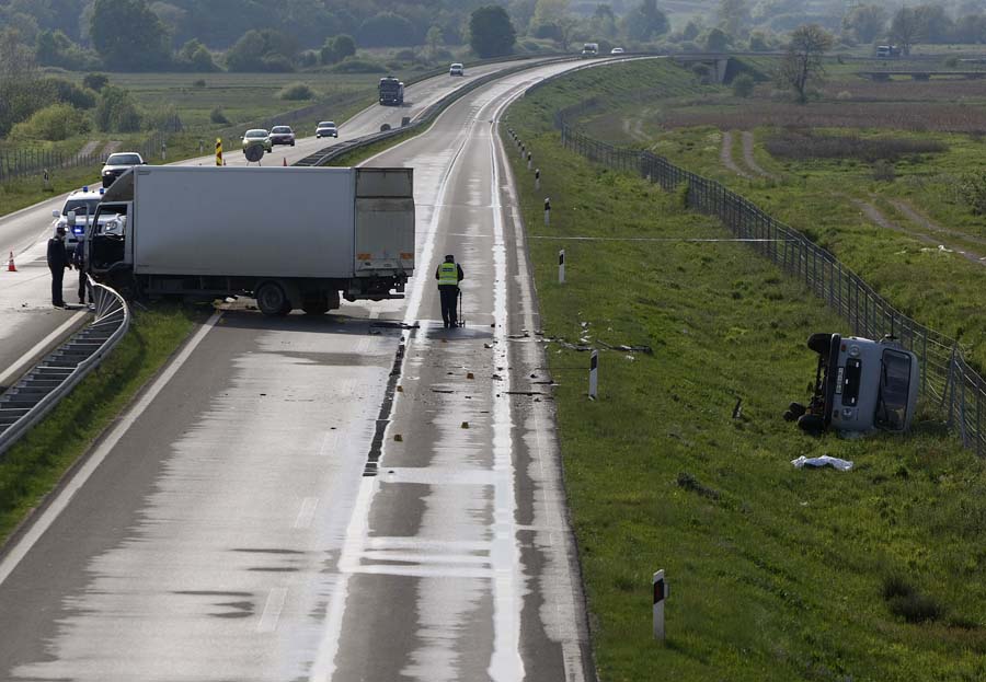 Zagreb, 270415.Autocesta Vrbovec - Sveta Helena.Prometna nesreca na brzoj cesti Vrbovec - Sveta Helena (smjer Zagreb) u kojoj su sudjelovala dva teretna vozila. Jedna osoba je stradala, a promet je zaustavljen u smjeru Zagreba.Foto: Ronald Gorsic / CROPIX
