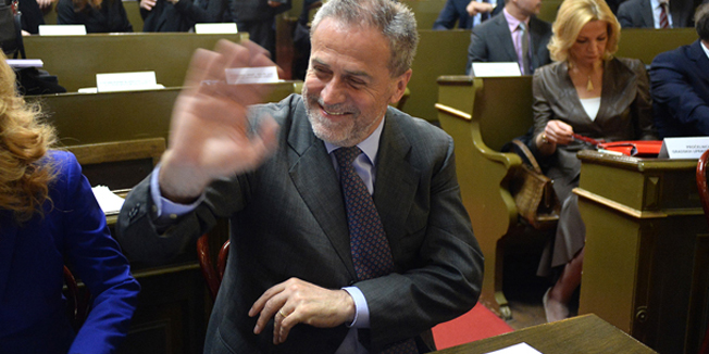 Zagreb, 280415. Cirilometosdska ulica.Redovna sjednica gradske skupstine na koju se nakon dva mjeseca vratio gradolnacelnik Milan Bandic.Na fotografiji: Milan Bandic pozdravlja zastupnike.Foto: Goran Mehkek / CROPIX