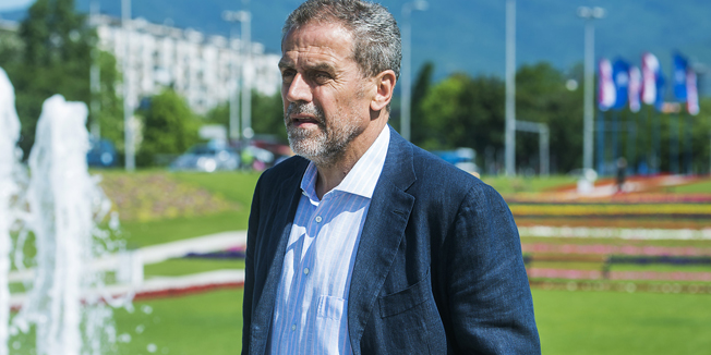 Zagreb, 210513.Milan Bandic, aktualni, a najvjerojatnije i buduci gradonacelnik Zagreba obilazi fontane u ulici Hrvatske bratske zajednce i provjerava kako tece uredjenje travnjaka.Foto: Neja Markicevic / CROPIX