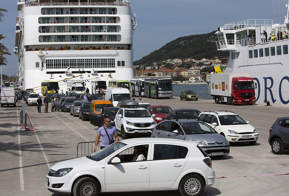 Split, 010515.U splitsku trajektnu luku uplovila su dva kruzera: Costa Mediterranea i Norwegian Jade i za Praznik rada stvorila guzve kao u samoj spici turisticke sezone. Na fotografiji: guzva u trajektnoj luci.Foto: Vladimir Dugandzic / CROPIX
