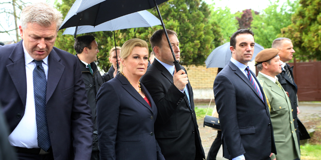 Borovo, 020515.Predsjednica Republike Kolinda Grabar Kitarovic sudjelovala je u mimohodu od ulaska u Opcinu Borovo prema Spomen obiljezju za dvanaest poginulih redarstvenika gdje je odrzana komemoracija i polaganje vjenaca. Na fotografiji: Kolinda Grabar Kitarovic, mimohod ulicama Borova. Foto: Emica Elvedji / CROPIX