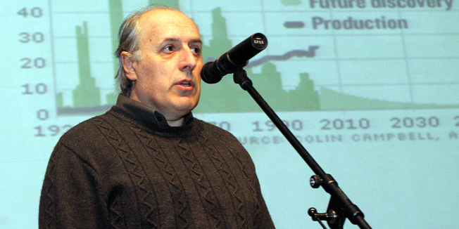 Pula, 270115.U Domu sportova Mate Parlov danas se odrzala  medjunarodna manifestacija Susret ljudskih prava. Manifestacija, na kojoj je sudjelovati oko cetiri tisuce ucenika i profesora iz gotovo svih istarskih srednjih skola, odrzava se u sklopu europskog  projekta Do the Right(s) Thing!  Tema ovogodisnjeg, prvog Susreta ljudskih prava je pravo na mir za odrzivi planet, s naglaskom na odrzivost hrane i odrzivost okolisa. Uz glazbeni program i poucne video isjecke predavanje je odrzao i poznati astrolog Korado Korlevic.Na fotografiji: Korado Korlevic.Foto: Goran Sebelic / CROPIX                              