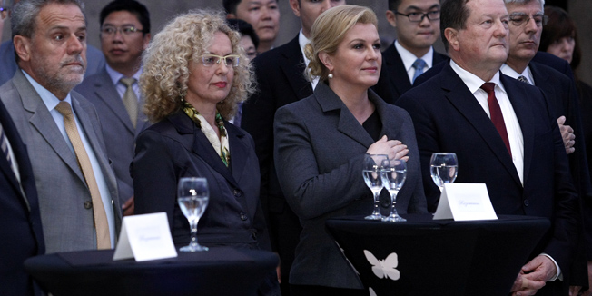 Zagreb, 040515.Francuski paviljon.Akademska donatorska vecer odrzana je u Francuskom paviljonu. Uz brojne visoke uzvanike prisustvovali su predsjednica RH Kolinda Grabar Kitarovic, gradonacelnik Milan Bandic, ministar obrazovanja Vedran Mornar i drugi.Na fotografiji: Milan Bandic - zagrebacki gradonacelnik, Lidija Gasparovic - predsjednica Upravnog odbora Nacionalne zaklade za potporu ucenickom i studentskom standardu,Kolinda Grabar Kitarovic - predsjednica RH, Damir Boras - rektor Sveucilista u Zagrebu.Foto: Tomislav Kristo / CROPIX