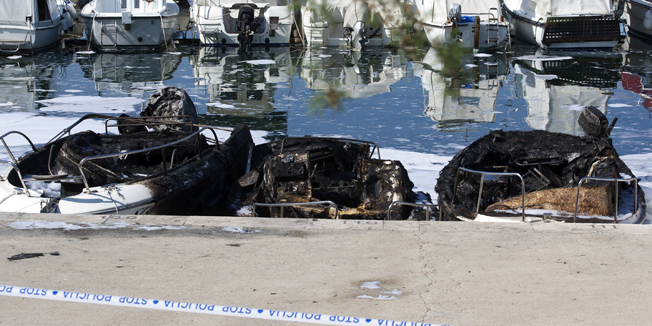 Split, 090515.U splitskoj luci Zvoncac nocas je izbio pozar koji je zahvatio pet 10 metarskih plasticnih brodova. Tri broda u potpunosti su izgorjela.Foto: Jakov Prkic / CROPIX