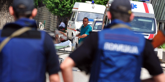 An injured member of the Macedonian special police forces arrive at the state hospital in Skopje on May 9,2015 after a police action against an armed group in Kumanovo. Heavily armed police entered the outskirts of the north Macedonian town on May 9 in what a spokesman described as an operation against an 