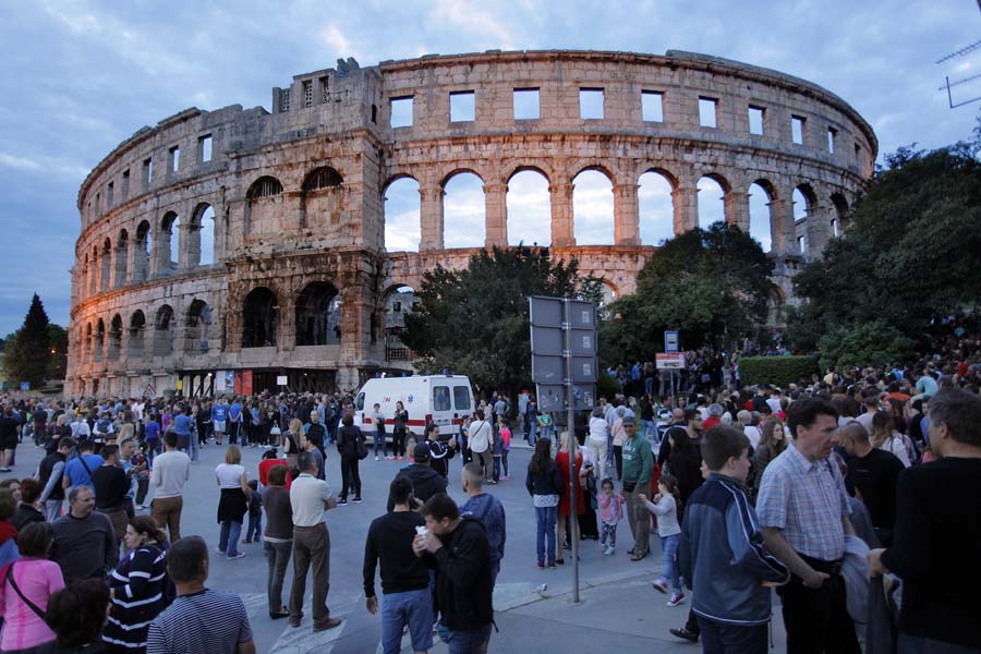 Pula, 090515.Pulska Arena.U sklopu treceg Visualia festivala, veceras, zadnje festivalske veceri, oboren je Guinessov rekord. Naime, vise od cetiri tisuce ljudi stvorilo je sliku svjetleci lampicama bijele, zute i zelene boje ispisujci rijeci Pula + Istra. Na fotografjiji: guzva za ulazak u Arenu.Foto: Goran Sebelic / CROPIX                              