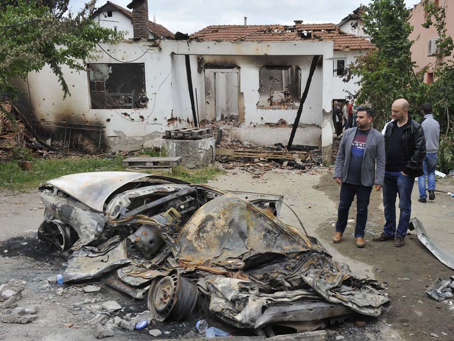 Kumanovo, Makedonija, 110515.Makedonska policija u nedjelju je navecer objavila zavrsetak operacije pokrenute u subotu protiv naoruzane skupine albanskih pobunjenika u kojoj je stradalo 22 ljudi.Ulice naselja u kojem se borba vodila popuno su unistene, a kuce i automobili zapaljeni.Na fotografiji: ulice Kumanova dan nakon zavrsetka policijske operacije.Foto: Maja Zlatevska / CROPIX