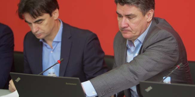 Gunja, 130515.U zgradi Opcine Gunja odrzana sjednica Vlade Republike Hrvatske. Vlada je odlucila sjednicu odrzati u Gunji jer se u nedjelju 17.05.2015. obiljezava prva godisnjica od tragicne poplave.Na fotografiji: Zoran Milanovic.Foto: Vlado Kos / CROPIX