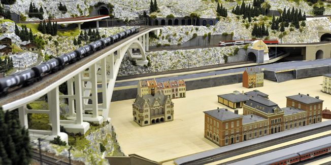 Zagreb, 130515.Najveca maketa zeljeznice u jugoistocnoj Europi otvorena je u Gundulicevoj 4. 1050 metara mini tracnica i dvadeset vlakova prometuju maketom bez sudara. Maketu su predstavili Sanela Dropulic (komunikacijski menager projekta), Antun Urbic (idejni zacetnik projekta), Marin Benkus (krajobrazna arhitektura), Zelimir Matocec (inovacije), Domagoj Terzic (software) i Matija Bulat (mladi strucnjak na praksi).Foto: Bruno Konjevic / CROPIX