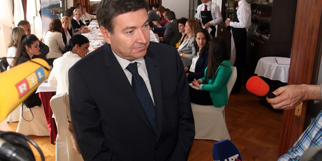 Opatija, 060515.Ministar poljoprevrede Tihomir Jakovina i ministar obrazovanja i sporta Vedran Mornar prisustvovali su prezentaciji projekta Opatijska paleta bezglutenskih proizvoda u organizaciji Ugostiteljske skole Opatija. Cilj je promoviranje bezglutenske hrane u ugostiteljskim objektima. Ministri i brojni gosti uzivali su u bezlutenskom rucku kojeg su pripremili ucenici skole.Na fotografiji: Vedran MornarFoto: Tea Cimas / CROPIX