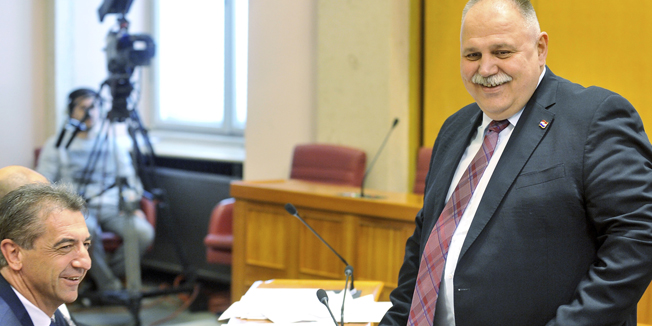 Zagreb, 130515.Nastava 17. sjednice hrvatskog Sabora na kojoj se raspravlja o financiranju politickih aktivnosti.na fotografiji: Darko Milinovic i Ivan Suker.Foto: Bruno Konjevic / CROPIX
