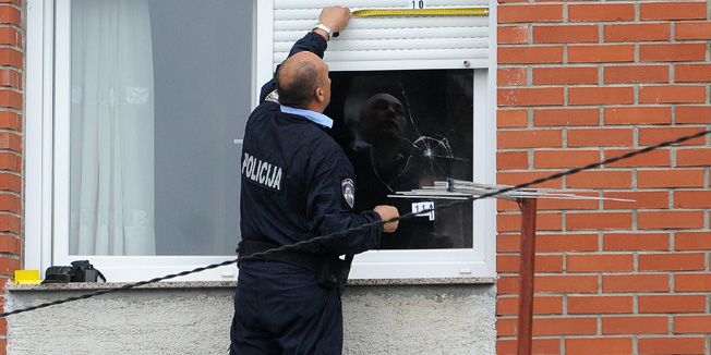 Duga Resa, 150515.Policija je uhitila dvije osobe nakon pucnjave na Trgu hrvatskih mucenika u Dugoj Resi. Oni su u ranim jutarnjim satima, vjerojatno u pijanom stanju, pucali iz vatrenog oruzja i propucali staklo na stanu obliznje zgrade.Na fotografiji: Ocevid policije.Foto: Robert Fajt / CROPIX