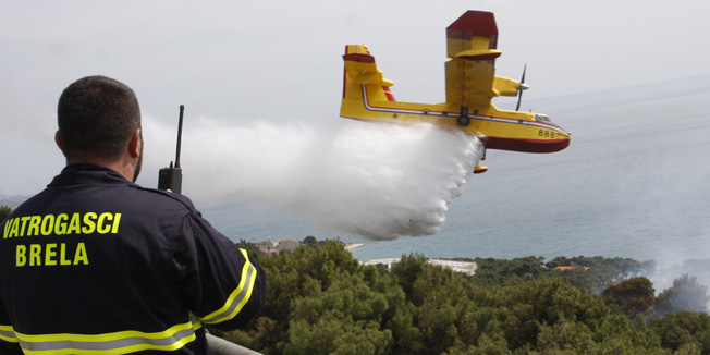 Makarska, 160515.Pozar koji je buknuo nesto prije 14 sati ispod Jadranske magistrale u mjestu Brela kod Makarske stavili su pod kontrolu oko 15 sati pripadnici DVD-a Brela, Baska Voda, Makarska, Tucepi i Podgora s vecim brojem vozila, a u sanaciji pozarista je pomogao i kanader. Uzrok pozara je za sada nepoznat, a izgorila je veca povrsina borove sume i raslinja. Promet magistralom se odvijao otezano.Na fotografiji: kanader sanira pozariste u Brelima.Foto: Ivo Ravlic / CROPIX