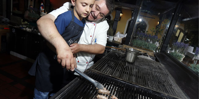 Zagreb, 150515.Kaptol, Restoran Kaptolska klet.Kuhar Tomislav Spicek i djecak Roko Plestina koji boluje od cista chiari tj. cista na malom mozgu.Foto: Damjan Tadic / CROPIX