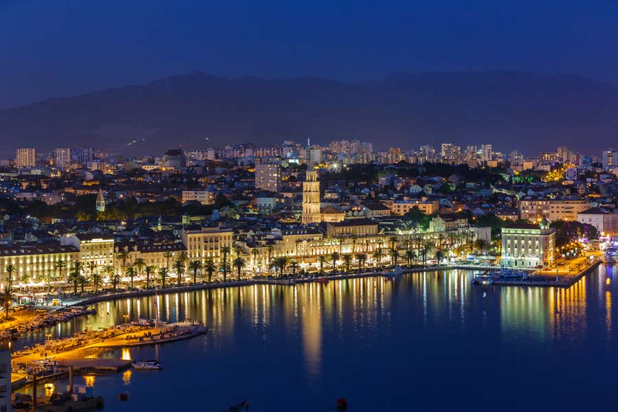 Split, 180515. Pogled na Split u sumrak s vrha nedovrsenog hotela Marjan.Na fotografiji: splitska riva.Foto: Zvonimir Barisin / CROPIX