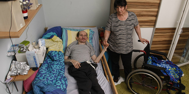 Zagreb, 180515.144. brigade hrvatke vojske, Sopnica Jelkovec.Andjelka Kelekovic sa sinom Markicom, za pricu o gradanima koji cekaju odluku Holdinga o oprostu dugova. Na fotografiji: Markica Kelekovic i majka Andjelka.Foto: Ranko Suvar / CROPIX