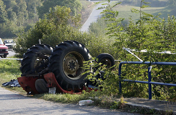 Bjelovar , 290909.Pod prevrnutim traktorom Ursus na lokalnoj cesti izmedju Bedenika i Velike Pisanice u blizini mosta preko kanala Grabenska u utorak je poginuo Andjelko B. (53), koji je trinaesta poginula osoba u prometnim nesrecama na podrucju PU bjelovarsko-bilogorske u ovoj godini.Foto: Miroslav Martinic / EPEHA / CROPIX