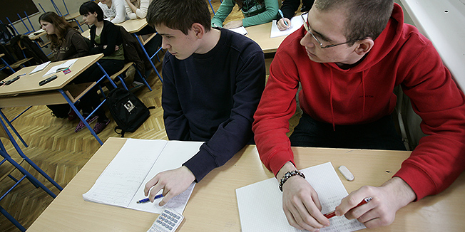 Osijek, 020209.Ucenici Trgovacke skole tijekom subotnje dopunske nastave na kojoj se ucenici strukovnih skola pripremaju za polaganje drzavne mature.Foto: Igor Sambolec / CROPIX