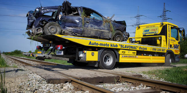 Osijek, Livana, 050515.Jutros oko sedam sati na obiljezenom pruznom prijelazu putnicki vlak HZ-a udario je osobni automobil. Nesreca se dogodila u Zeljeznickoj ulici u mjestu Livana kod Osijeka. Vozac automobila je prevezen u osjecku bolnicu. U trenutku sudara vlak je vozio brzinom od 100 km/h.Na fotografiji: vucna sluzba odvozi autombil koji je stradao u sudaru s putnickim vlakom HZ-a.Foto: Vlado Kos / CROPIX