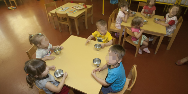 Split,230714.  Reportaza o dezurnim djecjim vrticima u Splitu: Mali princ ( vrtici Grigor Vitez) i Koralj ( vrtici Marjan ). Na fotografiji : djeca u djecjem vrticu Koralj.Foto: Vladimir Dugandzic / CROPIX