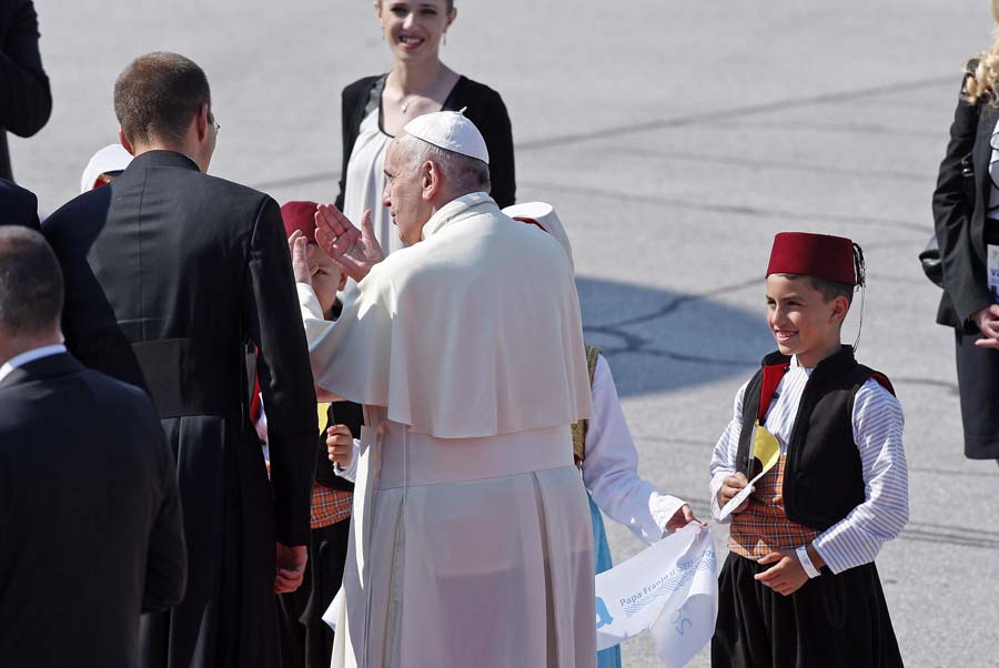 Sarajevo, 060615.Aerodrom Sarajevo.Papa Franjo stigao je u jednodnevni posjet Bosni i Hercegovini. Razgovarati ce s drzavnim vrhom i predvoditi sredisnje euharistijsko slavlje na stadionu Kosevo.Na fotografiji: dolazak Pape na aerodrom.Foto: Davor Pongracic / CROPIX