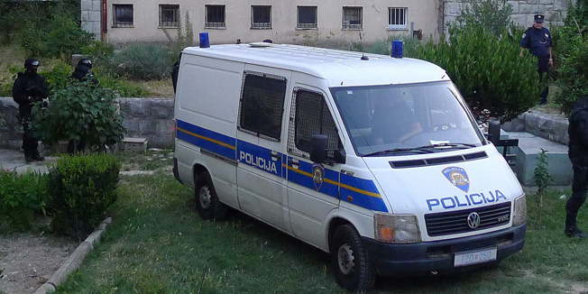 Split, 280613.U Washingtonovoj ulici u cetvrtak popodne, Bogdan P. ispalio je nekoliko hitaca iz vatrenog oruzja pa se zakljucao u kucu. Citava ulica je bila blokirana, a pregovori s policijom trajali su do 5 sati ujutro kada su se ponovno culi pucnji i tada je policija nasilno usla u stan i uhitila Bogdana.Foto: Duje Klaric / CROPIX