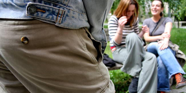 zagreb 010606ilustracija manijak mastirbirao u parku pred dvije djevojkefoto marin tironi-zag-