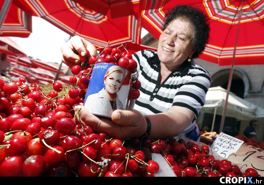 Zagreb, 090615.Trznica Dolac.Prodaja tresanja na zagrebackom Dolcu. Osim na kilograme na ovom standu prodaju se i na mjerice sa likom predsjednice Kolinde Grabar Kitarovic. Jedna mjerica kosta 10 kn.Na fotografiji: prodavacica Marija Devcic iz Sukosana.Foto: Damjan Tadic / CROPIX