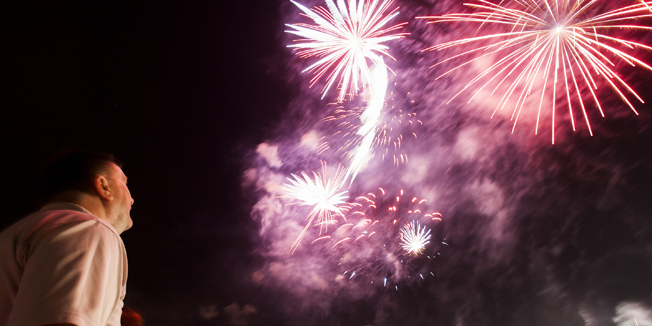 Zagreb, 120615.Prva vecer Festivala vatrometa zapocela je veceras na Bundeku nastupom slovenskih predstavnika.Na fotografiji: vatromet na Bundeku. Foto: Tomislav Kristo / CROPIX
