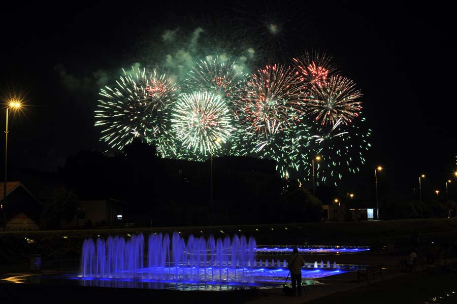 Zagreb, 140615.Druga vecer 15. Festivala vatrometa na Bundeku nastavljena nastupom slovenskih predstavnika.Na fotografiji: vatromet na Bundeku. Foto: Bruno Konjevic / CROPIX