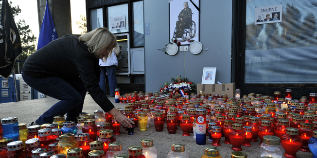 Zagreb, 221014.Prosvjed branitelja ispred Ministarstva branitelja nastavlja se. Tokom cijelog dana pale se svijece za preminulu braniteljicu Nevenku Topalusic.Foto: Bruno Konjevic / CROPIX