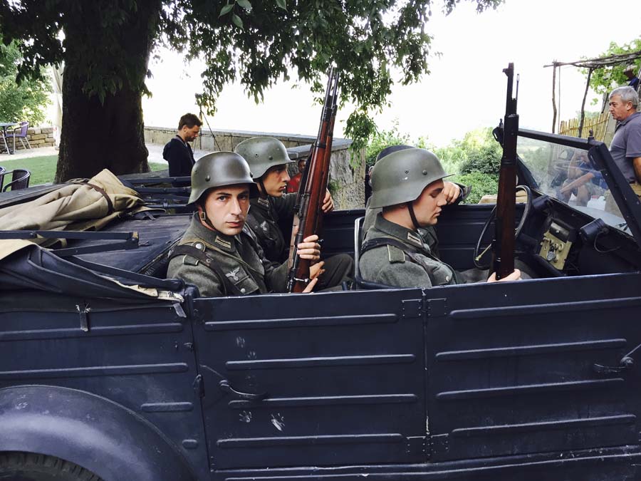 Hum, 180615.U najmanjem gradu na svijetu danas je pocelo snimanje ratnog filma The Lake. Dio je to price americkog filma The Lake A produkcije ciji se kadrovi ovih dana snimaju u Lokvama u Gorskome kotaru ali i u Istri u Humu. Budzet filma krece se oko 40 milijuna dolara. Film rezira èuveni Luc Besson. Na fotografiji: detalji s jucerasnjeh snimanja u Groznjanu.Foto: Goran Sebelic / CROPIX