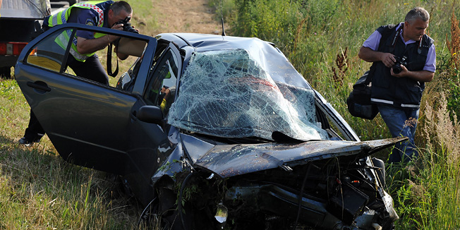 Gradiste, 170611.Tragedija na cesti kod Gradista: Poginula tri mladica iz Zupanje. Tri mlada zivota izgubljena su u teskoj nesreci koja se u petak oko 4,15 sati pod jos nerazjasnjenim okolnostima dogodila na cesti D55 Vinkovci-Zupanja u blizini sela Gradiste. Na fotografiji policijski ocevid.Foto: Damir Glibusic / CROPIX