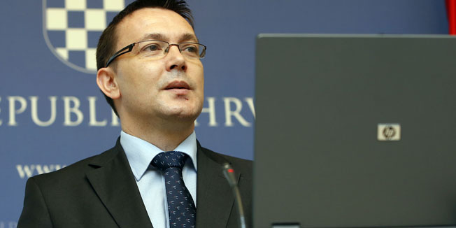 Zagreb, 270415.Trg svetog Marka.Predstavljanje sredisnjeg portala e- Savjetovanje za savjetovanje sa zainteresiranom javnoscu u postupcima donosenja propisa.Na fotografiji ministar uprave Arsen Bauk.Foto: Damjan Tadic / CROPIX