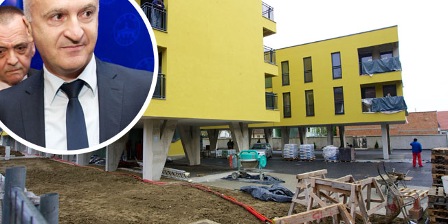 Osijek, 281114.Gradonacelnik Osijeka Ivan Vrkic i ministar branitelja Predrag Matic potpisali su Ugovor o zajednickom ulaganju u izgradnju visestambene zgrade u Umaskoj ulici u Osijeku.Zgrada ce biti zavrsena do kraja godine kada ce biti useljeno 60 stanara od kojih ce u 17 stanova useliti branitelji a ostali stanovi ce biti podijeljeni po gradskoj listi prioriteta.Na fotografiji: stambena zgrada u Umaskoj lici za koju su ministar branitelja Predrag Matic i gradonacelnik Osijeka Ivica Vrkic potpisali Ugovor o sufinanciranju stambene zgrade.Foto: Vlado Kos / CROPIX 