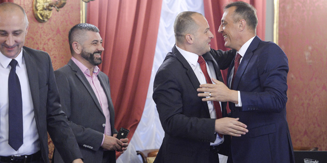 Zagreb, 230615. Banski dvori, Markov trg.Jedna od danasnjih tema sjednice Vlade je utvrdjivanje prijedloga izmjena Zakona o lokalnoj i podrucnoj samoupravi te Zakona o uporabi jezika i pisma nacionalnih manjina.Na fotografiji: Ministri cestitaju Tihomiru Jakovini kojem se jucer rodila kci.Foto: Goran Mehkek / CROPIX