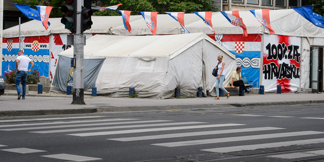 Zagreb, 270615. Branitelji koji prosvjeduju ispred Ministarstva branitelja trazeci smjenu ministra i suradnika promijenili su transparente i poruke sa satora. Uklonjen je transparent - 1991. oba su pala, 2015. oba ce pasti, a postavljen 100% za Hrvatsku i drugi novi transparenti.Foto: Goran Mehkek / CROPIX