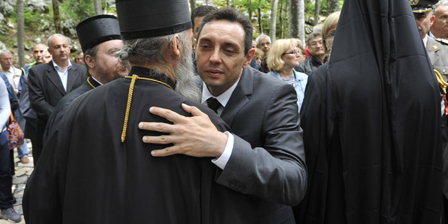 Jadovno, Gospic, 210615.Srpsko narodno vijece (SNV), Koordinacija zidovskih opcina Republike Hrvatske, Eparhija gornjo-karlovacka i Savez antifasistickih boraca i antifasista RH obiljezili su danas Dan sjecanja na koncentracijski logorski sustav Jadovno 1941. kraj centralnog spomenika u Jadovnu. Uz jasenovacki, taj koncentracijski logor najvece je stratiste ubijenih za vrijeme Nezavisne Drzave Hrvatske. Na fotografiji: srpski ministar Aleksandar Vulin.Foto: Luka Gerlanc / CROPIX