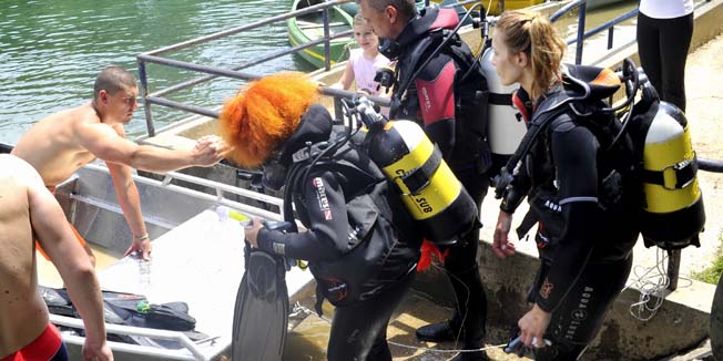 Duga Resa, 270615. Eko akcija na Mreznici Neka blista rijeka cista u organizaciji KPA Vodomar. Na akciji se okupilo 140 ronioca koji su izvukli ukupno 250 vreca raznog otpada na siroj poziciji gradskog kupalista u Dugoj Resi. Pronadjene su i cetiri rucne bombe koje su obiljezene i prepustene na brigu specijanom timu policije.Foto: Srdjan Vrancic / CROPIX