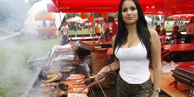 Zagreb, 280615.Bundek.Finale 4. Prvenstva Hrvatske u rostiljanju u kojem se amateri zanata u rostiljanju natjecu za titulu najboljeg u Hrvatskoj. Gastro sud na celu sa chefom Brankom Ognjenovicem bira najboljeg majstora rostilja kojem ce biti urucen Zlatni cevap pod pokroviteljstvom mesne kompanije PIK.Foto: Ranko Suvar / CROPIX