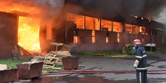 Djurdjenovac, Nasice, 290615.Oko 17 sati u postrojenju nekadasnje tvornice DIK Djurdjenovac koja sada proizvodi namjestaj izbio je veliki pozar. Pozar je zahvatio velik dio tvornice. 100- tinjak radnika koji su u tom trenutku bili unutra uspjeli su se spasiti. Pozar jos uvijek nije ugasen.Foto: Ivan Cosic / Nasice.com / CROPIX