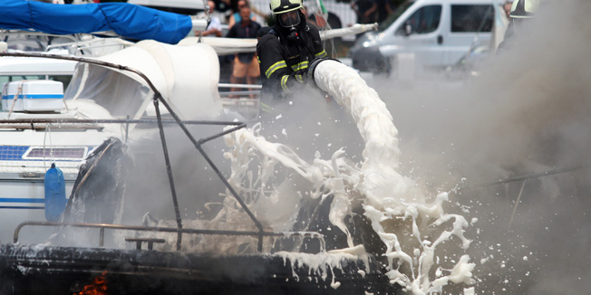 Zadar, 300615.Oko 12.45 u Tankerkomercovoj marini u Zadru izbio je pozar na jednom brodu. U akciji gasenja sudjeluju vatrogasne postrojbe JVP Zadar. Gusti dim koji suklja iz marine vidio se iz cijelog grada, a prekrio je zgrade na Vostarnici.Foto: Jure Miskovic / CROPIX