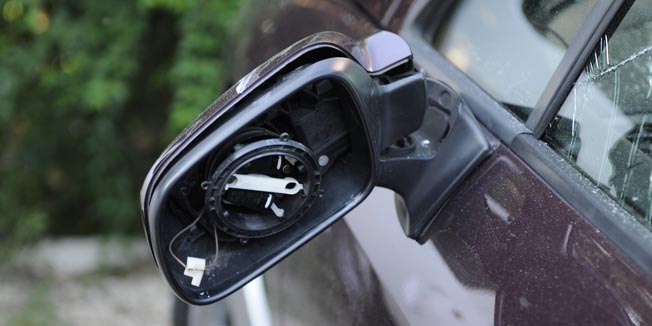 Dubrovnik, 150709.Jutros oko 2 sata ispred hotela Plat u Platu, nepoznati pocinitelj probusio je zadnju lijevu gumu, razbio lijevo  bocno staklo, odvalio retrovizor sa vozaceve strane i razbio prednje vjetrobransko staklo na automobilu Peugeot 407 SW registarskih oznaka BG-708-621, beogradskog odvjetnika Branislava Popovca.Foto: Admir Buljubasic / CROPIX