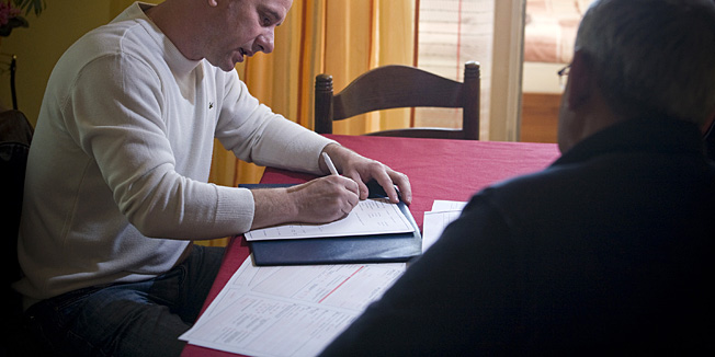 Split, 010411.Danas je poceo popis stanovnistava u Republici Hrvatskoj koji ce se provoditi od 1. do 28. travnja. Prvi rezultati ocekuju se vec 30. lipnja.Na fotografiji: popisivac Igor Cvetko popisuje stanovnike.Foto: Ante Cizmic / CROPIX