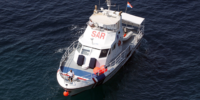 Dubrovnik, 120711.Jos uvijek nepoznata muska osoba bacila se danas u ranim jutarnjim satima s Boninova, ocevid je u tijeku. Na fotografiji: brod kapetanije 