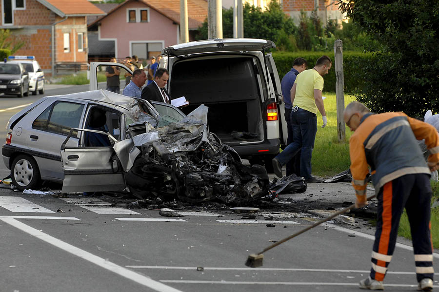Karlovac, 080612.Oko 4 sata ujutro u karlovackom naselju Turanj na drzavnoj cesti D-1 dogodila se prometna nesreca u kojoj je sudjelovao motocikl i osobni automobil Citroen Saxo zagrebackih registracija. Vozac i suvozac sa motocikla i vozac automobila su poginuli dok su dvije osobe iz automobila ozljedjene. Zbog siline udarca motocikl se zapalio. Promet je preusmjeren.Na slici: Mjesto tragedije.Foto: Robert Fajt / CROPIX