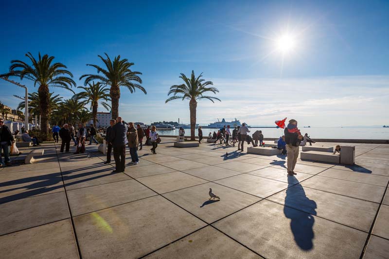 Split, 231213. Stabilno i suncano vrijeme u Dalmaciji i dalje se nastavlja, pa je danas riva bila puna setaca koji su uzivali u lijepom vremenu.Na fotografiji: Detalj sa rive.Foto: Zvonimir Barisin / CROPIX